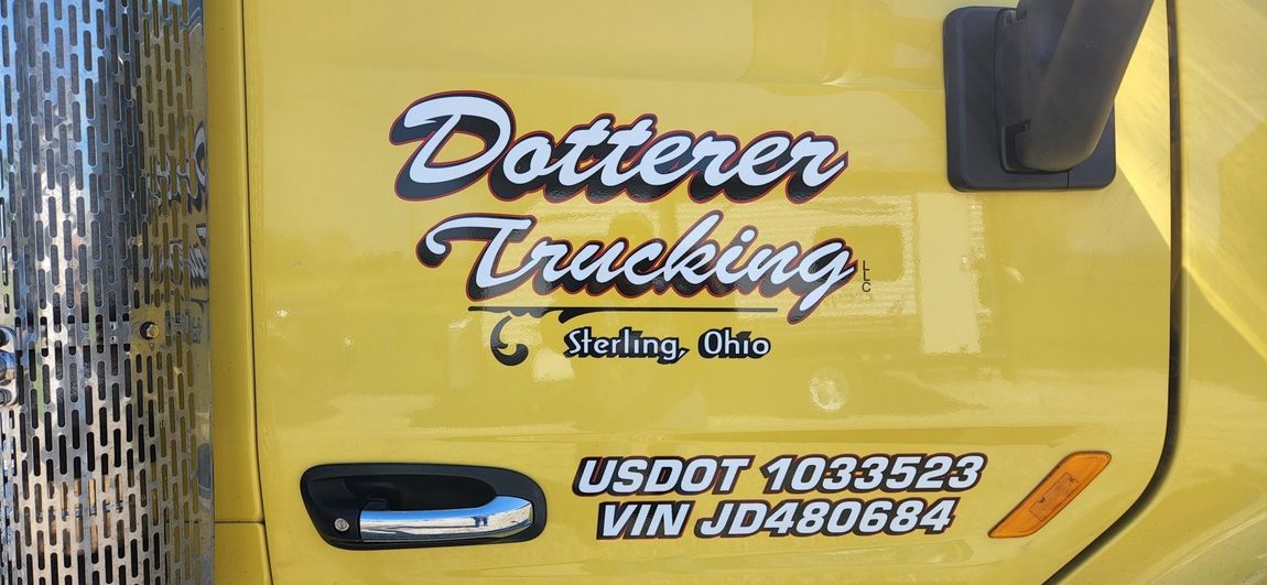 Trailer graphics and lettering